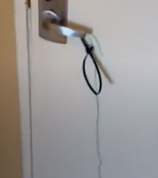 بالفيديو نزيل يوثق محاولة سرقة غرفته اثناء وجوده فيها