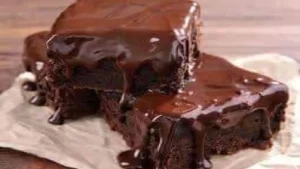 ماذا سنقدم في العيد.. طريقة تحضير كيكة الشيكولاتة الهشة الدايبة بالصوص السايح