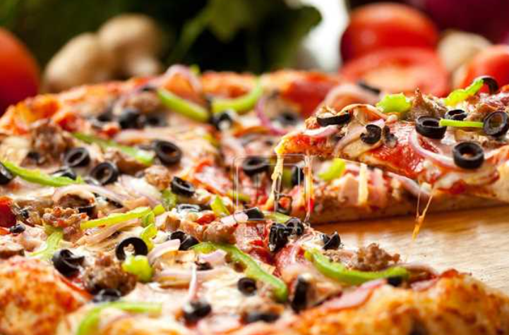 طريقة تحضير البيتزا في المنزل مثل المطاعم بسهولة