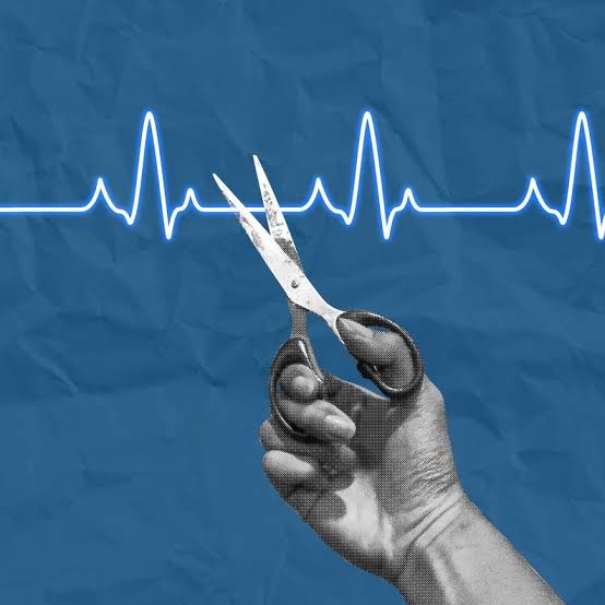 “فيديو يثير الجدل: فتاة شابة تشارك متابعيها تجربة مؤثرة مع والدها الراحل عبر بث مباشر”