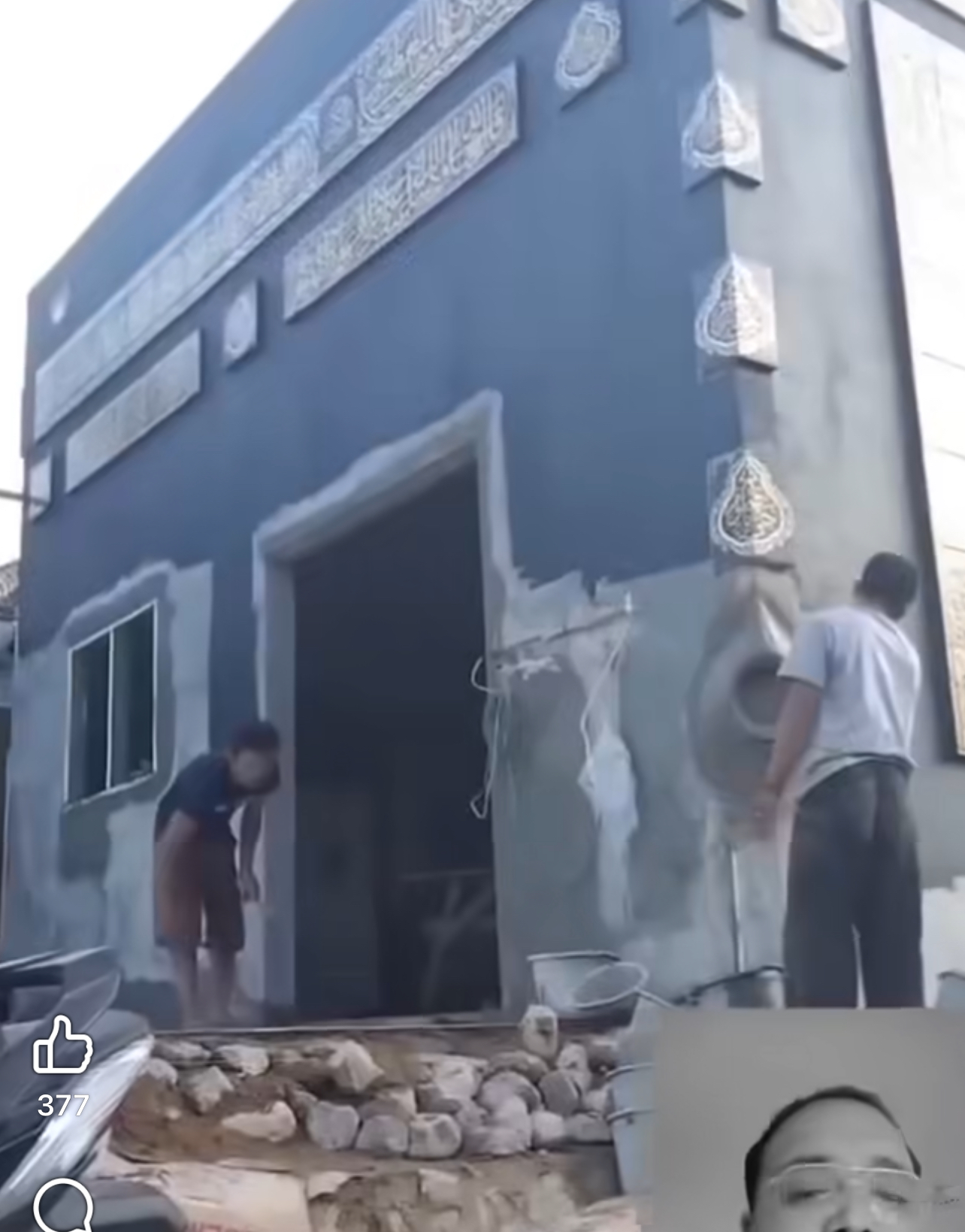 مجموعة تقوم ببناء مجسّم للكعبة خارج المملكة في مشهد يثير النقاش حول المفاهيم الدينية