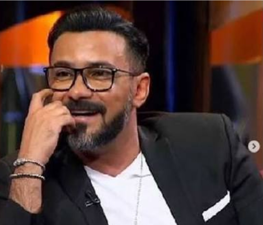 حكاية الفنان محمد رجب مع “الأشياء الغامضة”… بين المزاح والتجارب الإنسانية