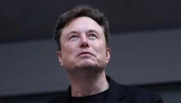 إيلون ماسك يكشف عن أول سيارة طائرة من تيسلا قريبًا