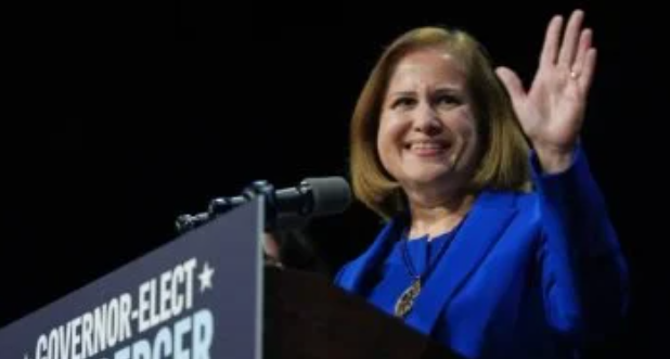 غزالة هاشمي أول مسلمة تفوز بمنصب نائب حاكم فيرجينيا